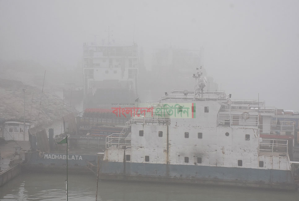 কুয়াশায় মাঝরাত থেকে ফেরি চলাচল বন্ধ, ভোগান্তিতে যাত্রীরা