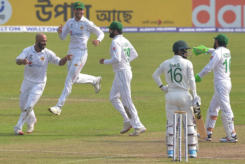 ইনিংস ব্যবধানে হেরে হোয়াইটওয়াশ বাংলাদেশ