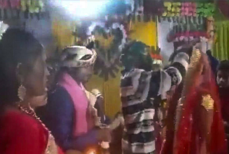 বরের সামনেই জোর করে কনের সিঁথিতে সিঁদুর সাবেক প্রেমিকের, অতঃপর..!