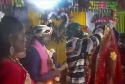 বরের সামনেই জোর করে কনের সিঁথিতে সিঁদুর সাবেক প্রেমিকের, অতঃপর..!