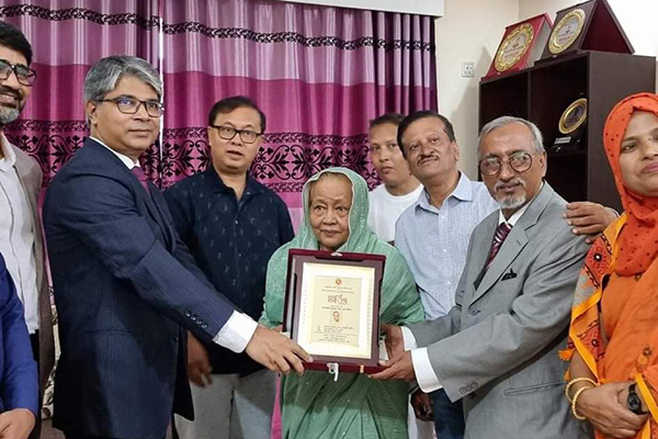 শ্রেষ্ঠ জয়িতার সম্মাননা পেলেন আলাউদ্দিন নাসিমের মা
