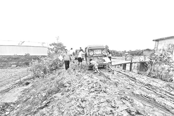 কাদাপানিতে একাকার সড়ক, জনদুর্ভোগ