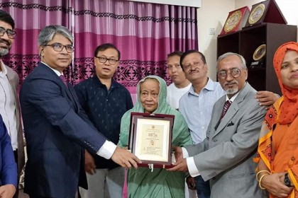 শ্রেষ্ঠ জয়িতার সম্মাননা পেলেন আলাউদ্দিন নাসিমের মা