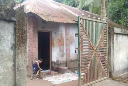 তাহাজ্জুদ পড়তে উঠে দেখলেন দরজার সামনে ডাকাতের দল!

