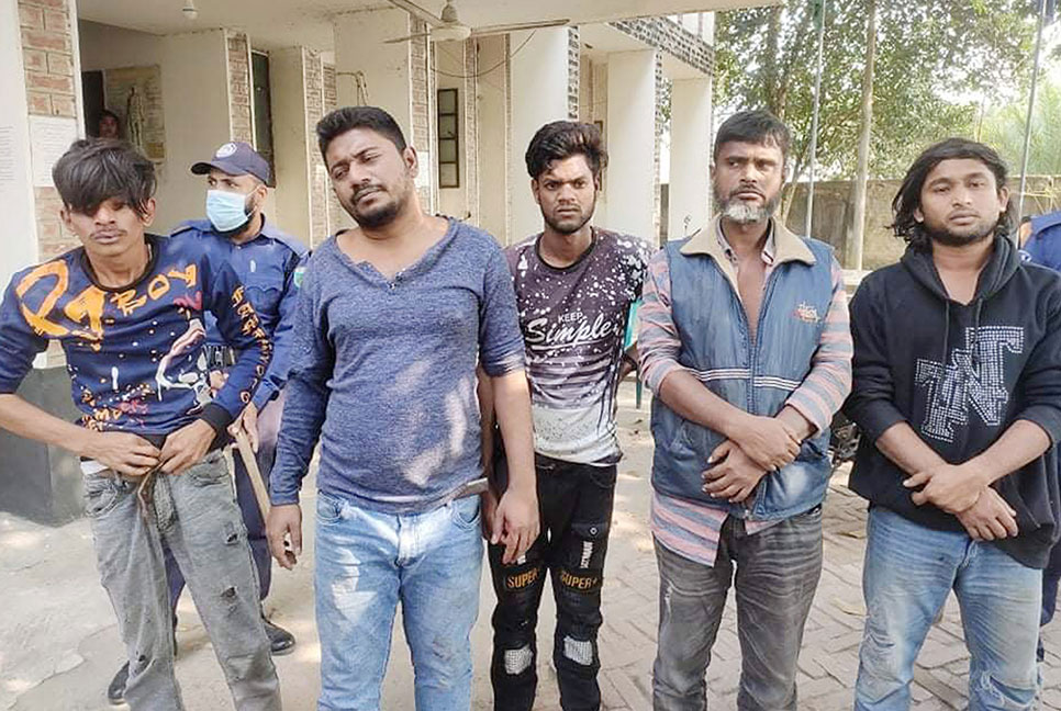 প্রার্থীর ভাইকে অপহরণের
চেষ্টা, গণধোলাই দিয়ে পুলিশে