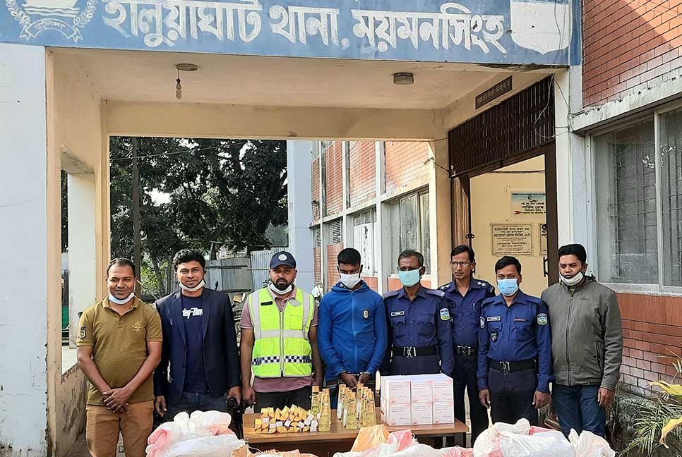 হালুয়াঘাটে চোরাচালানবিরোধী অভিযানে যুবক আটক