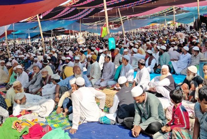 বগুড়ায় ইজতেমায় জুমার 
নামাজে মুসল্লিদের ঢল