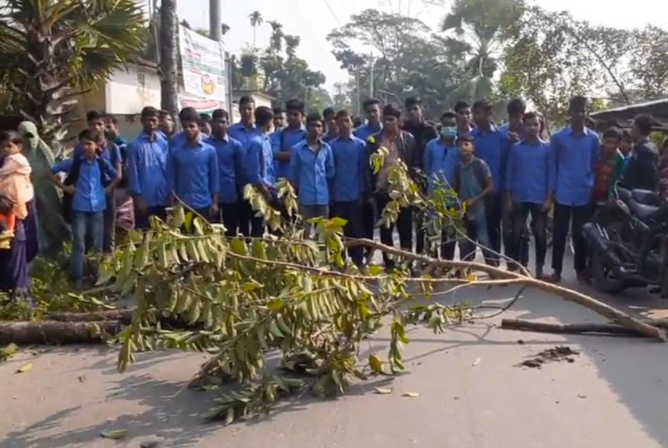 পিরোজপুরে গাড়ি চাপায় স্কুল শিক্ষার্থী নিহত, সড়ক অবরোধ 
