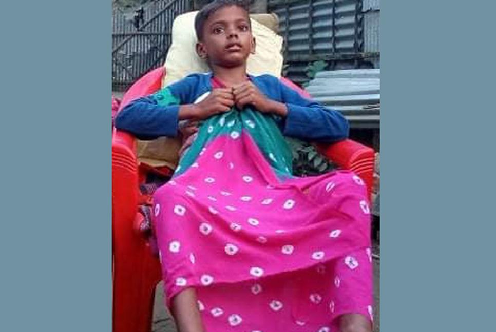 সন্তানের চিকিৎসায় সব বিক্রি করলেন দিনমজুর বাবা, তবুও... 
