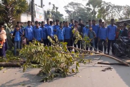 পিরোজপুরে গাড়ি চাপায় স্কুল শিক্ষার্থী নিহত, সড়ক অবরোধ 