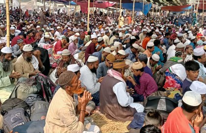 ধুনটে ইজতেমায় আখেরি মোনাজাতে মুসলিম উম্মাহর শান্তি কামনা 

