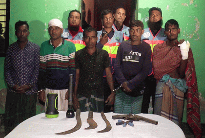 মেঘনা নদীতে অপহৃত ৫ জেলে উদ্ধার, অস্ত্র-গুলিসহ ৫ জলদস্যু আটক