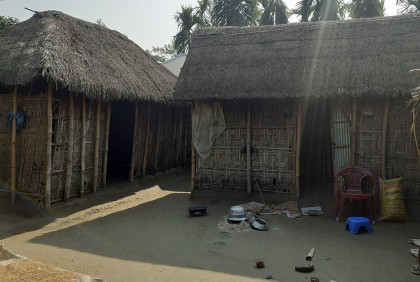 হারিয়ে যাচ্ছে ঐতিহ্যবাহী খড়ের ঘর