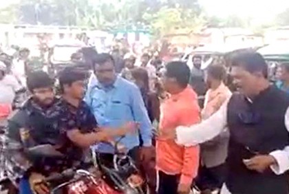 মোটরসাইকেল নিয়ে শোডাউন শেষে টাকা বিলি নৌকা প্রার্থীর