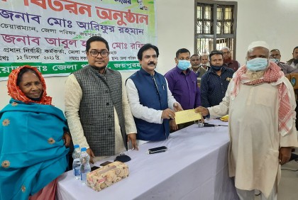 জয়পুরহাটে জেলা পরিষদের অনুদানের চেক বিতরণ