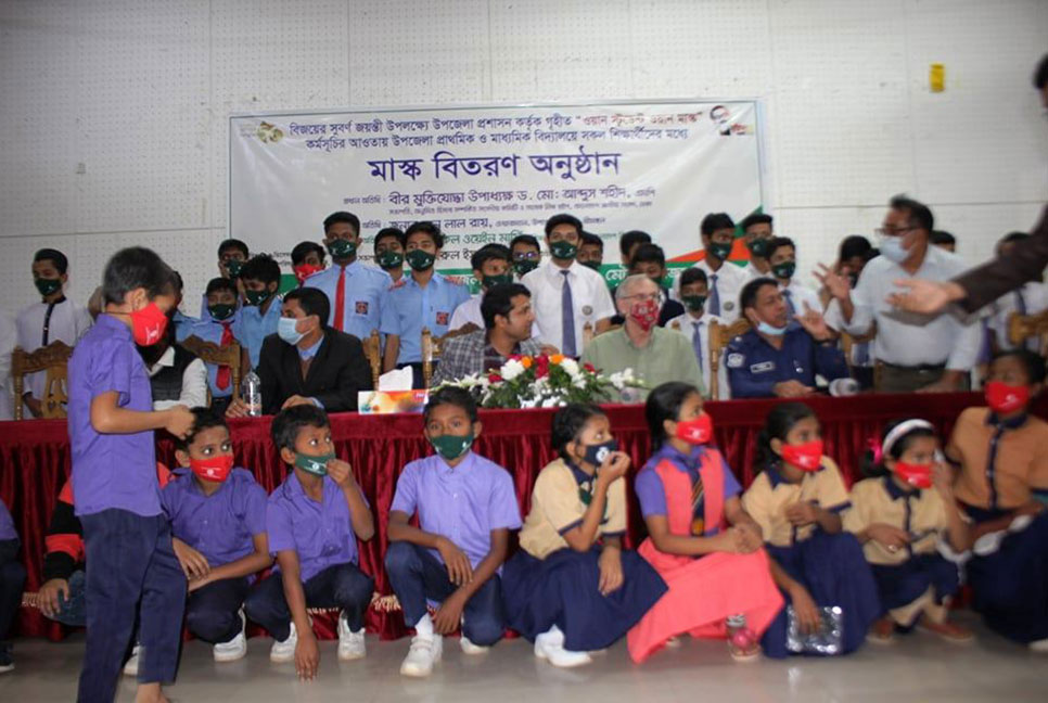 শ্রীমঙ্গলে শিক্ষার্থীদের মধ্যে মাস্ক বিতরণ