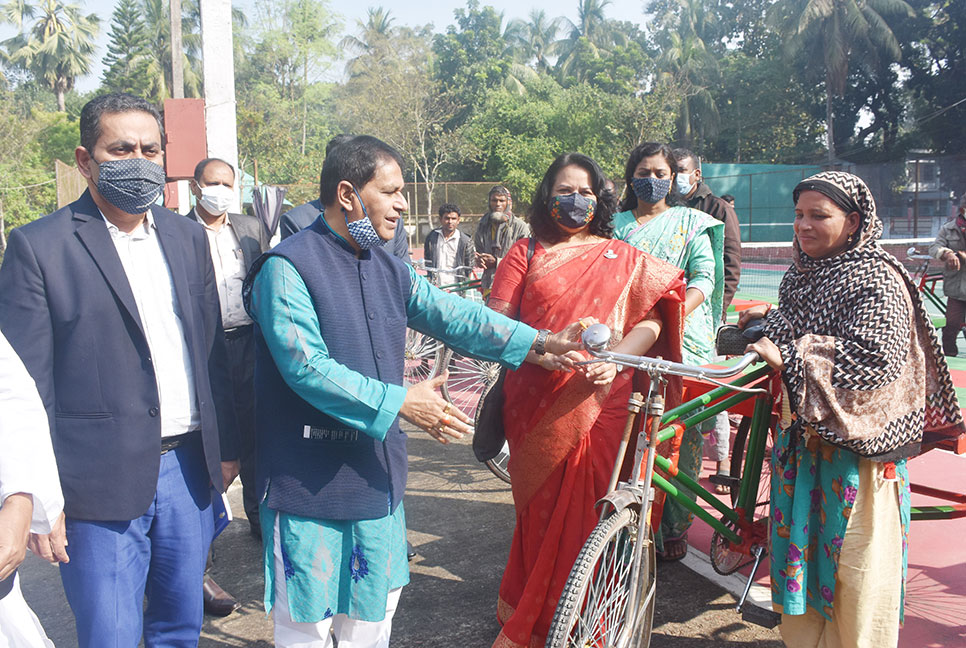 রাজবাড়ীতে হতদরিদ্রদের মাঝে ভ্যান-রিক্সা বিতরণ