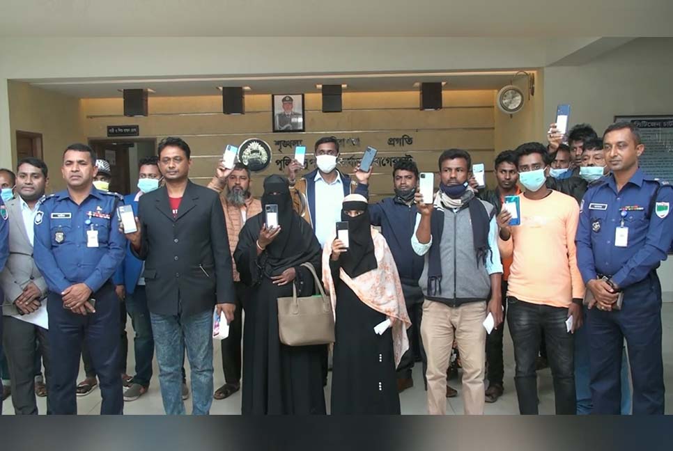 হারানো মোবাইল ফিরে পেলেন তারা
