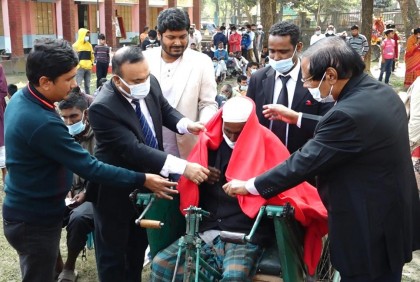 লালমনিরহাটে শীতার্তদের মাঝে বসুন্ধরার কম্বল বিতরণ
