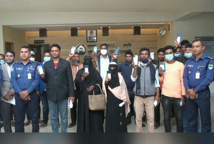 হারানো মোবাইল ফিরে পেলেন তারা