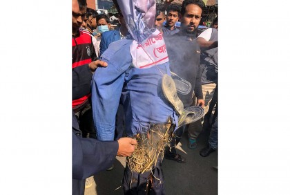 লক্ষ্মীপুরে বিএনপি নেতা আলালের কুশপুত্তলিকা দাহ