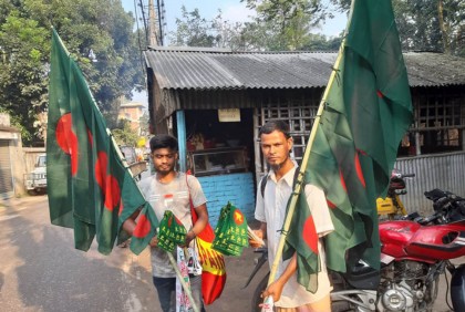 পথে পথে ‘লাল সবুজ’র ফেরিওয়ালা