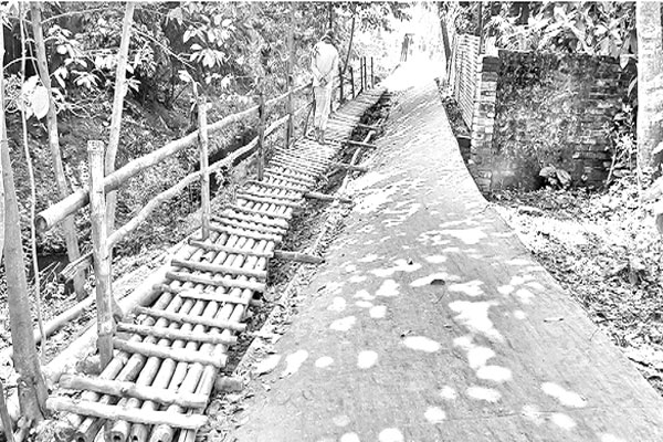 পাকা রাস্তার ওপর বাঁশের  সাঁকো, জনদুর্ভোগ