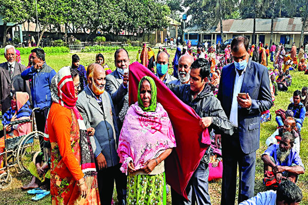 ‘বসুন্ধরা গ্রুপ হামাক কম্বল দিল আল্লাহ ওমাক ভালো রাখুক’