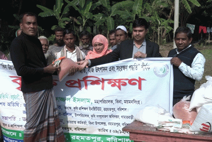 বরিশালে কৃষকদের মধ্যে কৃষি উপকরণ বিতরণ  