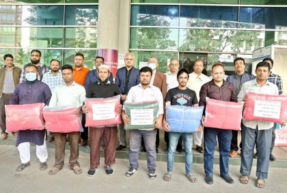 সংবাদপত্র হকারদের কম্বল দিল বসুন্ধরা