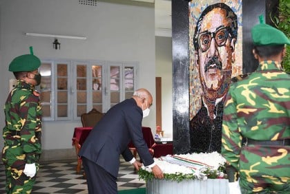 বঙ্গবন্ধুর প্রতিকৃতিতে ভারতের রাষ্ট্রপতির শ্রদ্ধা