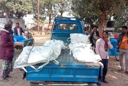 আগুনে পুড়ে মারা যাওয়া সেই পাঁচ শ্রমিকের লাশ পরিবারের কাছে হস্তান্তর
