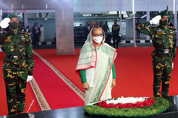 বঙ্গবন্ধুর প্রতিকৃতিতে প্রধানমন্ত্রীর শ্রদ্ধা