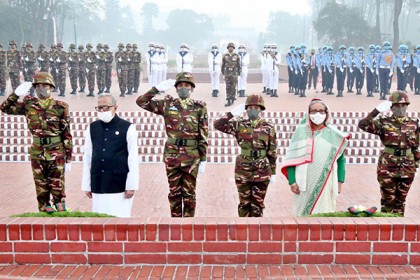 জাতীয় স্মৃতিসৌধে রাষ্ট্রপতি ও প্রধানমন্ত্রীর শ্রদ্ধা

