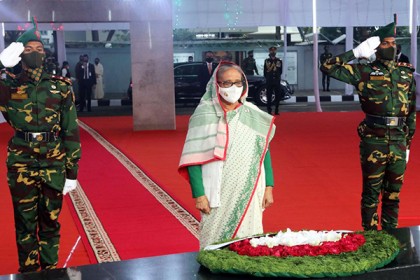 বঙ্গবন্ধুর প্রতিকৃতিতে প্রধানমন্ত্রীর শ্রদ্ধা