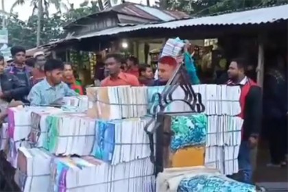 পটুয়াখালীতে সরকারি বই কালোবাজারে বিক্রি, গ্রেফতার ২