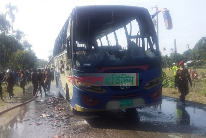বিজয় দিবসে ফুল দেওয়া নিয়ে আওয়ামী লীগের দুই গ্রুপের সংঘর্ষ, বাসে আগুন