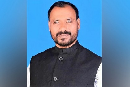 নাম দেরিতে ঘোষণা করায় শিক্ষা কর্মকর্তাকে মেয়রের থাপ্পড়

