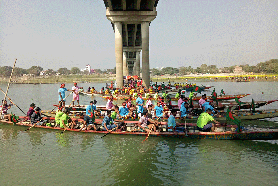 চাঁপাইনবাবগঞ্জে নৌকা বাইচ প্রতিযোগিতা