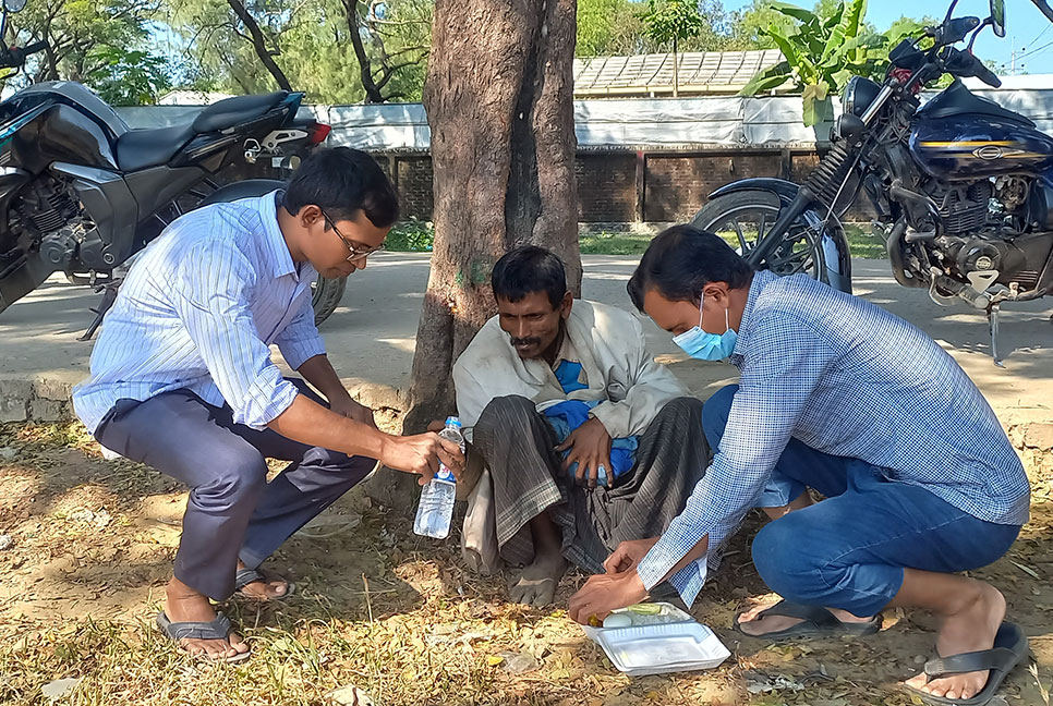 স্বাধীনতার সুবর্ণজয়ন্তী উপলক্ষে মানসিক রোগীদের মাঝে খাবার ও শীতবস্ত্র বিতরণ