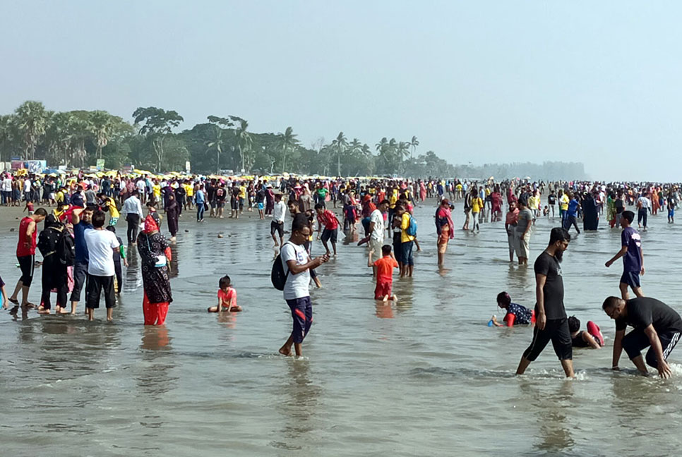 পর্যটকে মুখরিত সৈকত; বিনিয়োগকারীদের দৃষ্টি এখন কুয়াকাটায় 