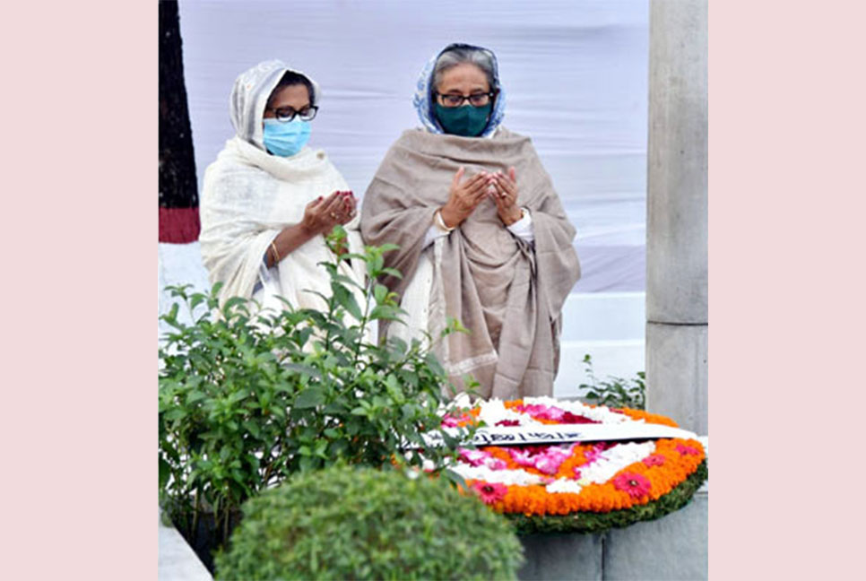 স্বজনদের কবরে শ্রদ্ধা জানালেন বঙ্গবন্ধুর দুই কন্যা