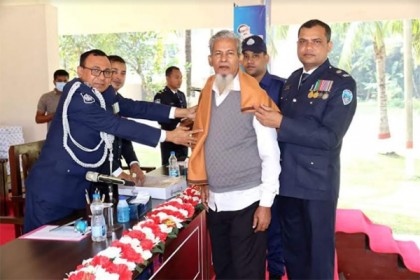 লক্ষ্মীপুরে যুদ্ধাহত মুক্তিযোদ্ধাদের সংবর্ধনা দিল পুলিশ