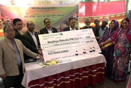 বরিশালে নগদ অর্থসহ কৃষি উপকরণ বিতরণ