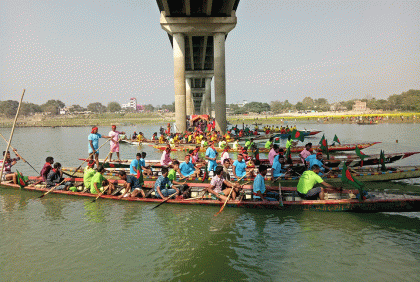 চাঁপাইনবাবগঞ্জে নৌকা বাইচ প্রতিযোগিতা