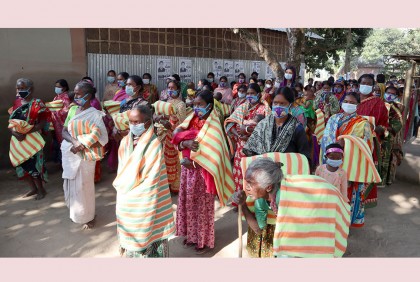 ঠাকুরগাঁওয়ে অসহায় ও হতদরিদ্রদের কম্বল দিল বসুন্ধরা