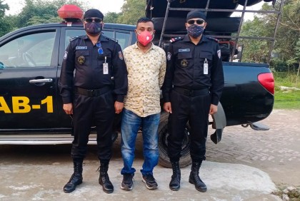 ২৮ কেজি গাঁজাসহ মাদক ব্যবসায়ী গ্রেফতার