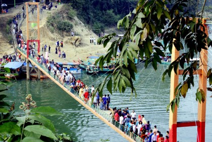 পর্যটকের ভিড়ে মুখরিত পাহাড়