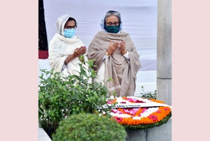 স্বজনদের কবরে শ্রদ্ধা জানালেন বঙ্গবন্ধুর দুই কন্যা