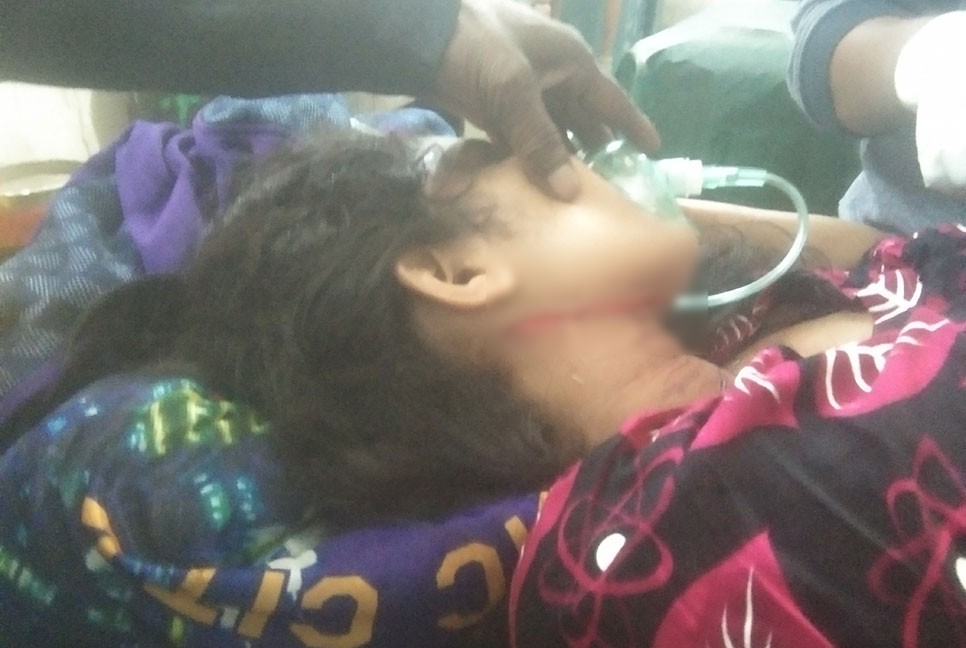 শ্বশুর বাড়িতে গিয়ে স্ত্রীকে কুপিয়ে পালালেন স্বামী